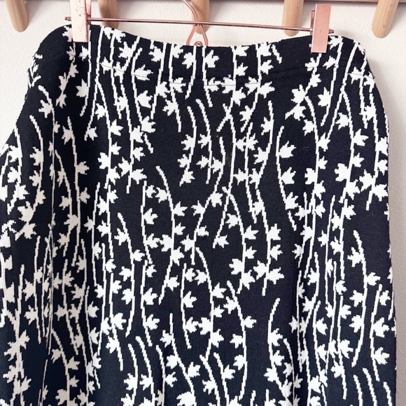 St John Black and White Floral Skirt - Picture 2 of 9